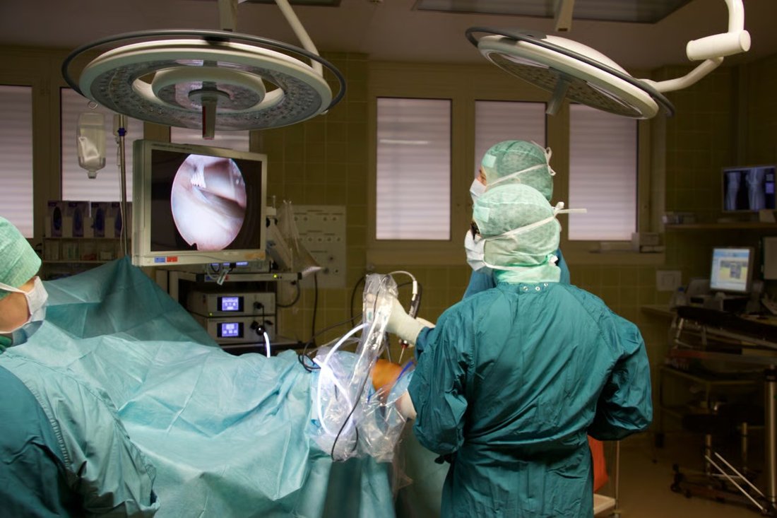 Arthroskopische Operation im OP-Saal