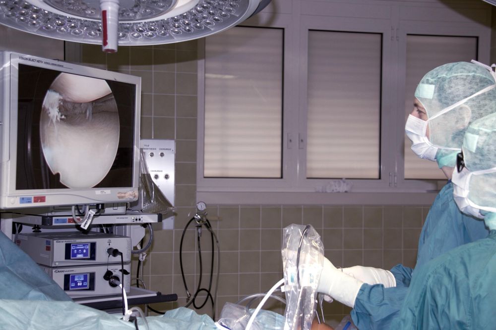 Arthroskopische Operation im Operationssaal
